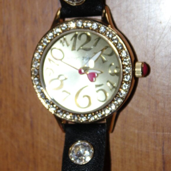 Brand New with Box/No tags, Stunning Betsey Johnson Wristwatch & Bracelet set - Picture 4 of 14